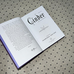 cinder the lunar chronicles series book 1 collectors edition by marissa meyer