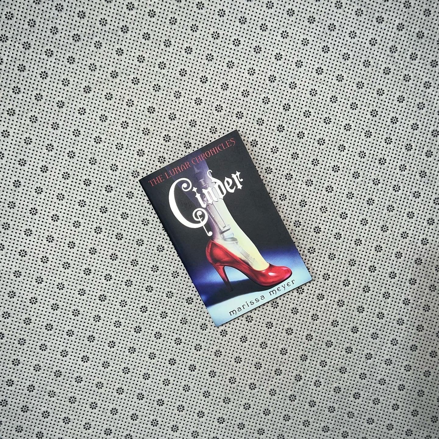 cinder the lunar chronicles book 1by marissa meyer