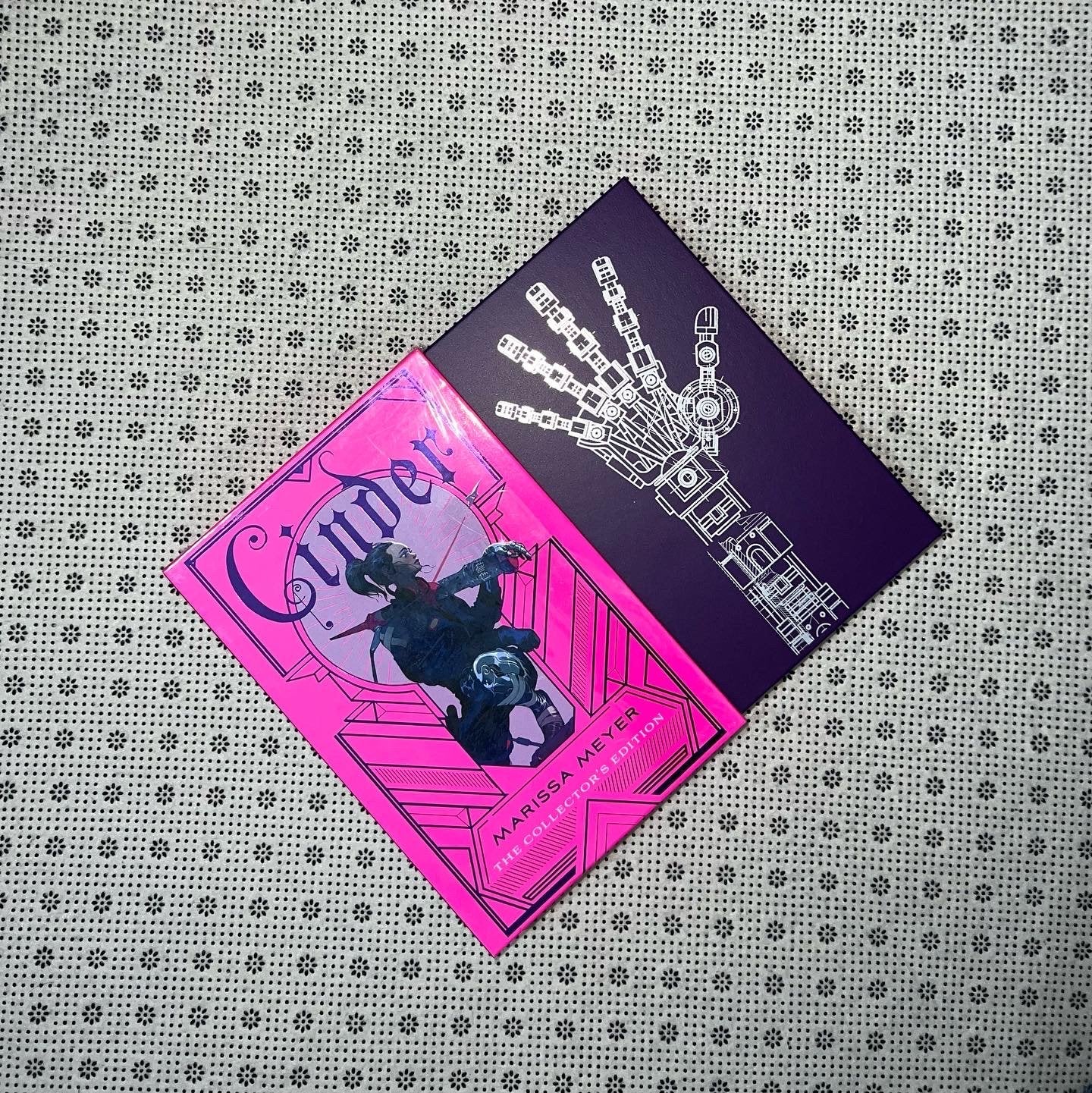 cinder the lunar chronicles series book 1 collectors edition by marissa meyer