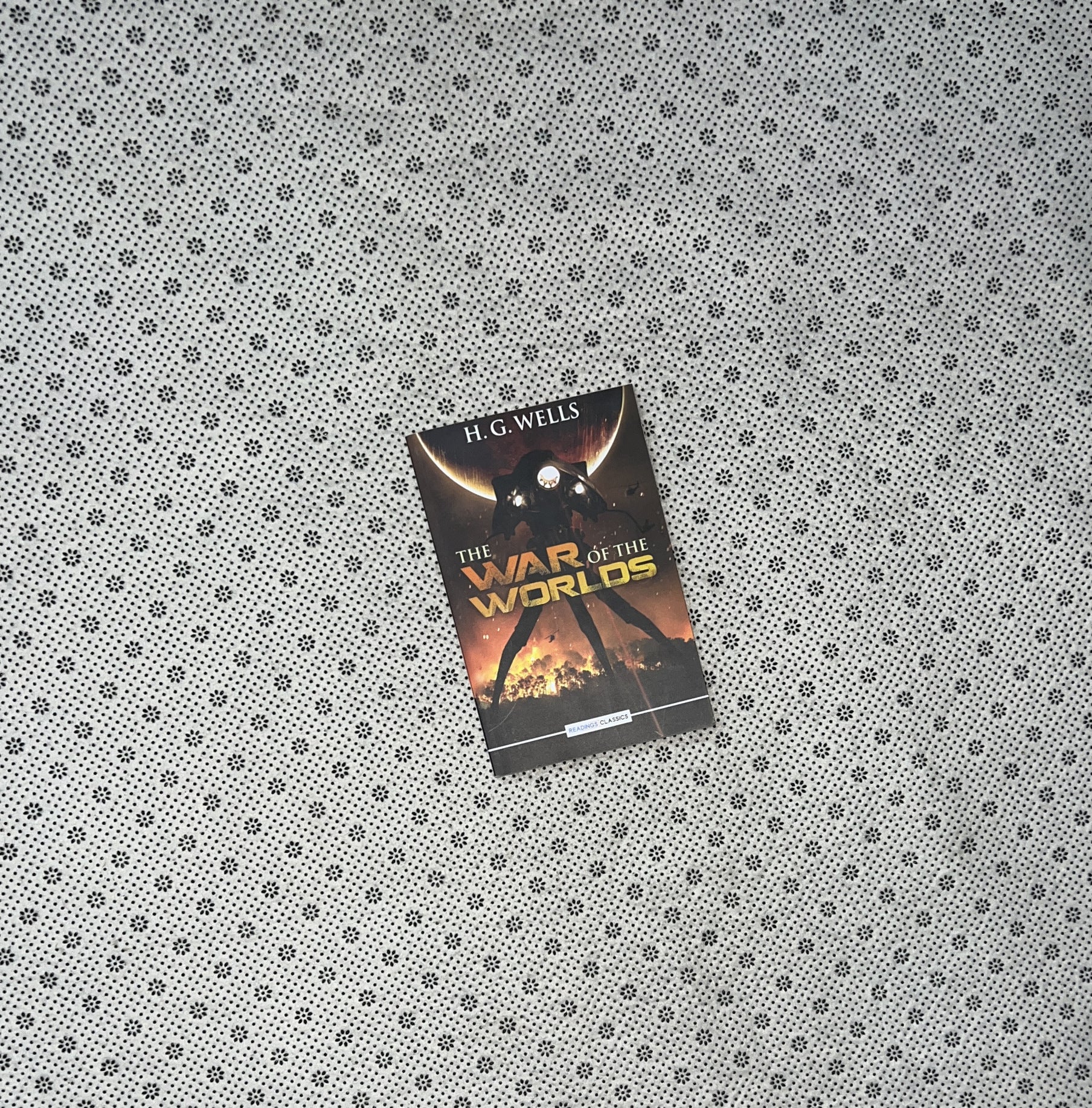 THE WAR OF THE WORLDS (Readings Classics) by H.G. Wells