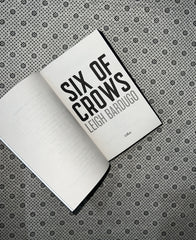 SIX OF CROWS: Six Of Crows Series (Book 1) (Dregs Edition)