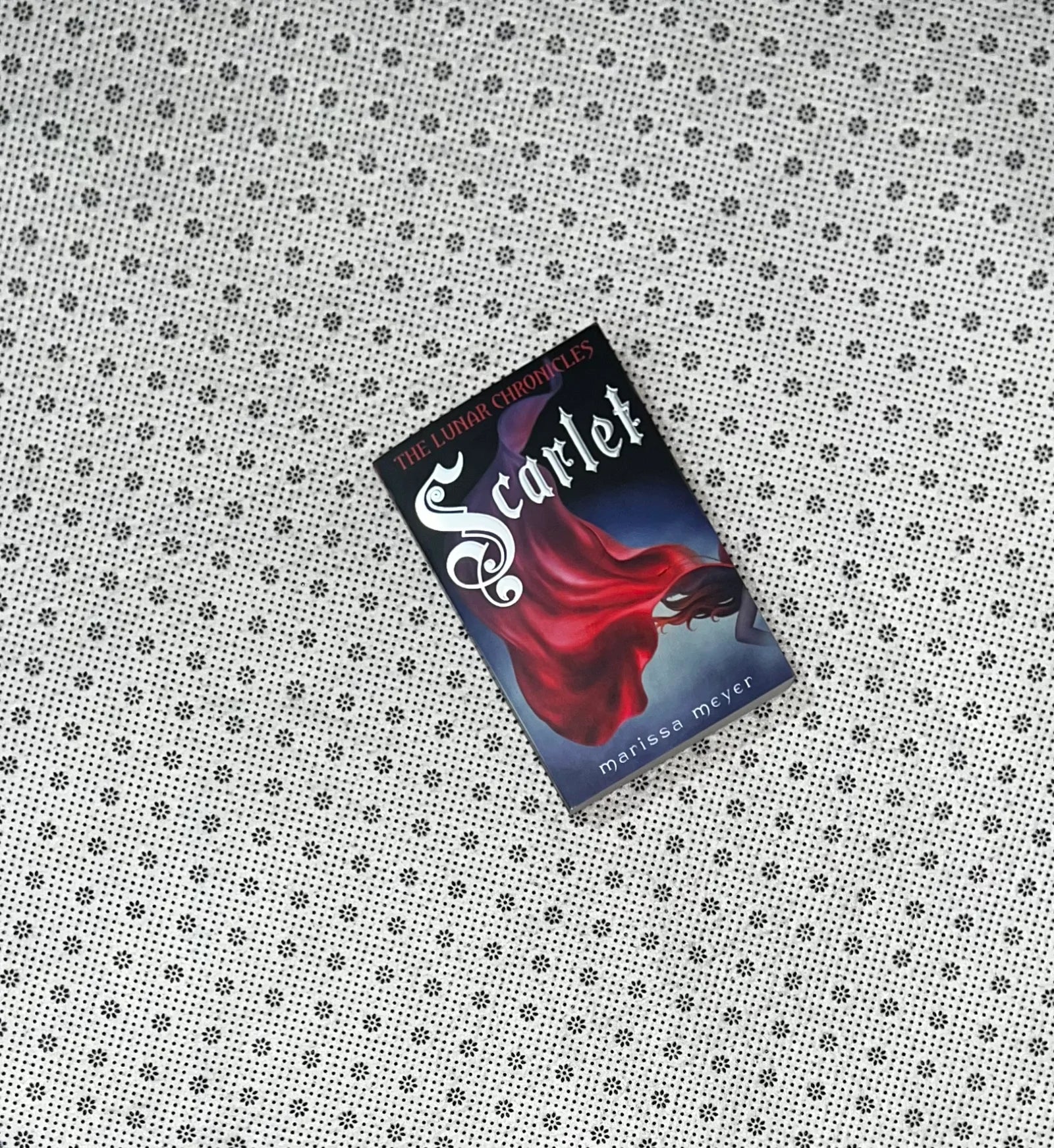 scarlet the lunar chronicles series book 2 by marissa meyer