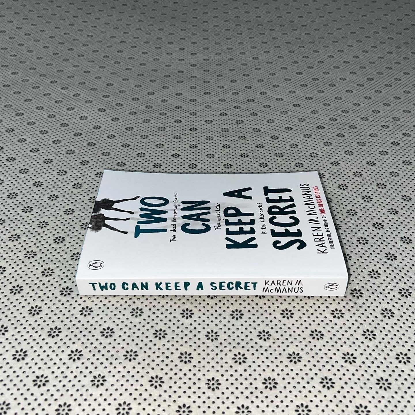 two can keep a secret coloured edges by karen m mcmanus