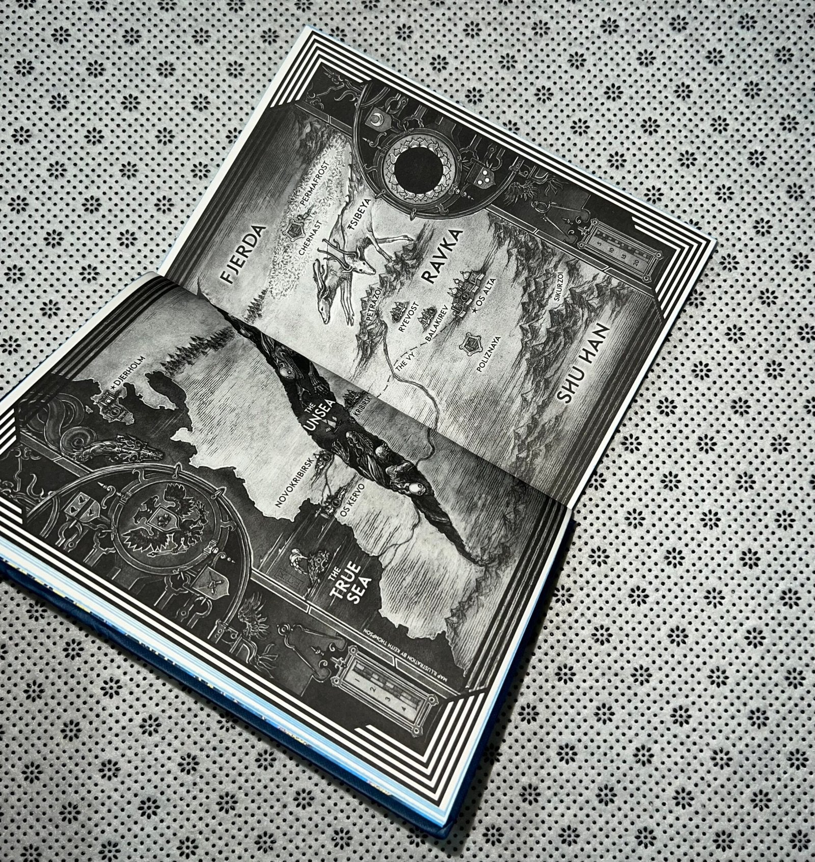 shadow and bone the grisha trilogy book 1 collectors edition by leigh bardugo