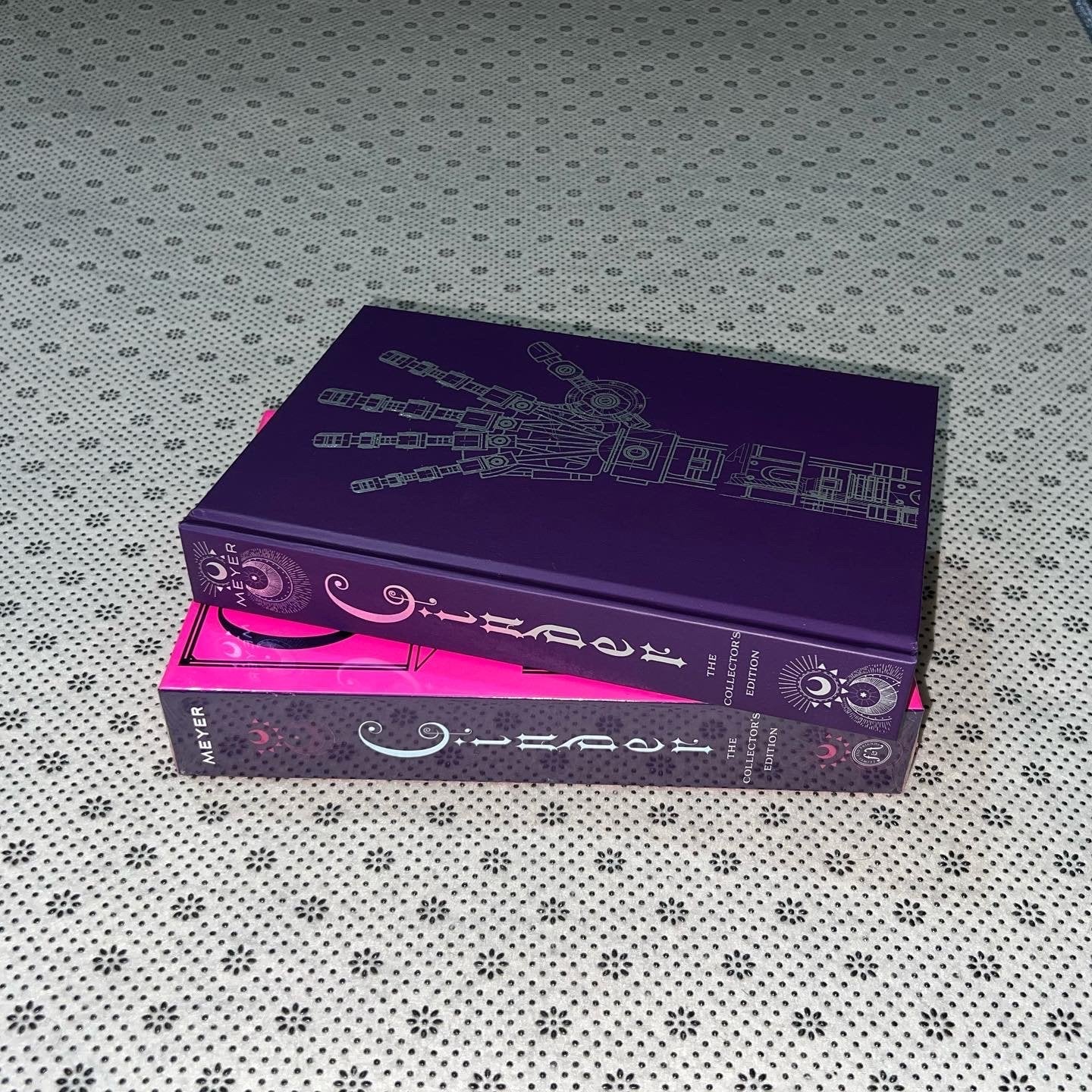cinder the lunar chronicles series book 1 collectors edition by marissa meyer