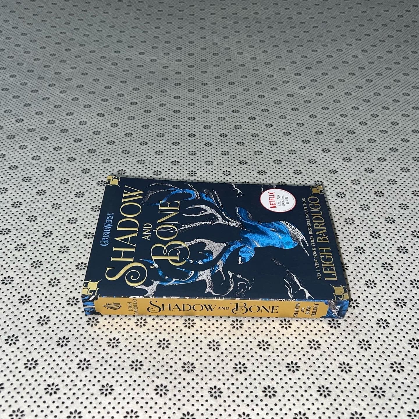 shadow and bone the grisha trilogy book 1 by leigh bardugo
