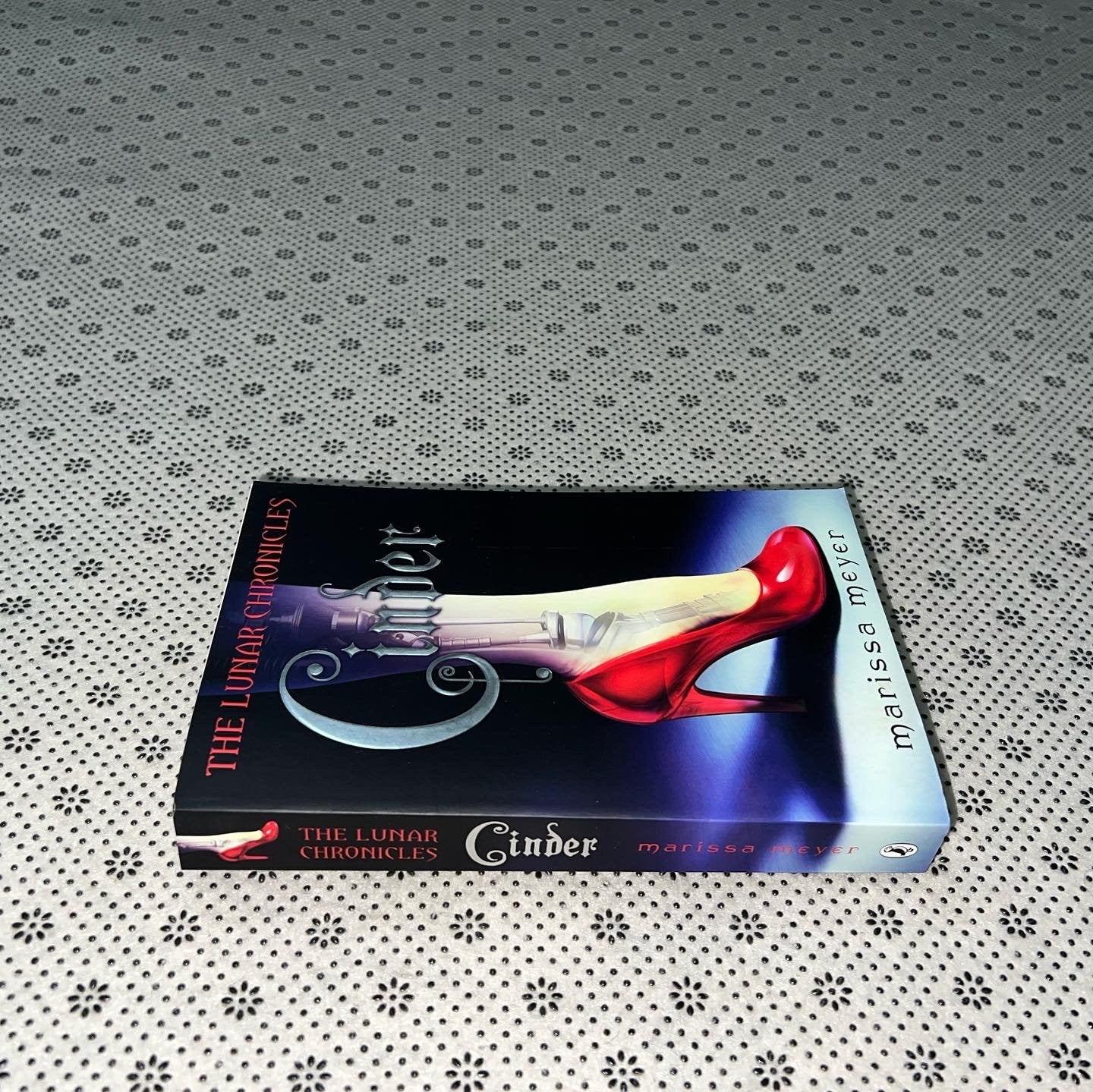 cinder the lunar chronicles book 1by marissa meyer