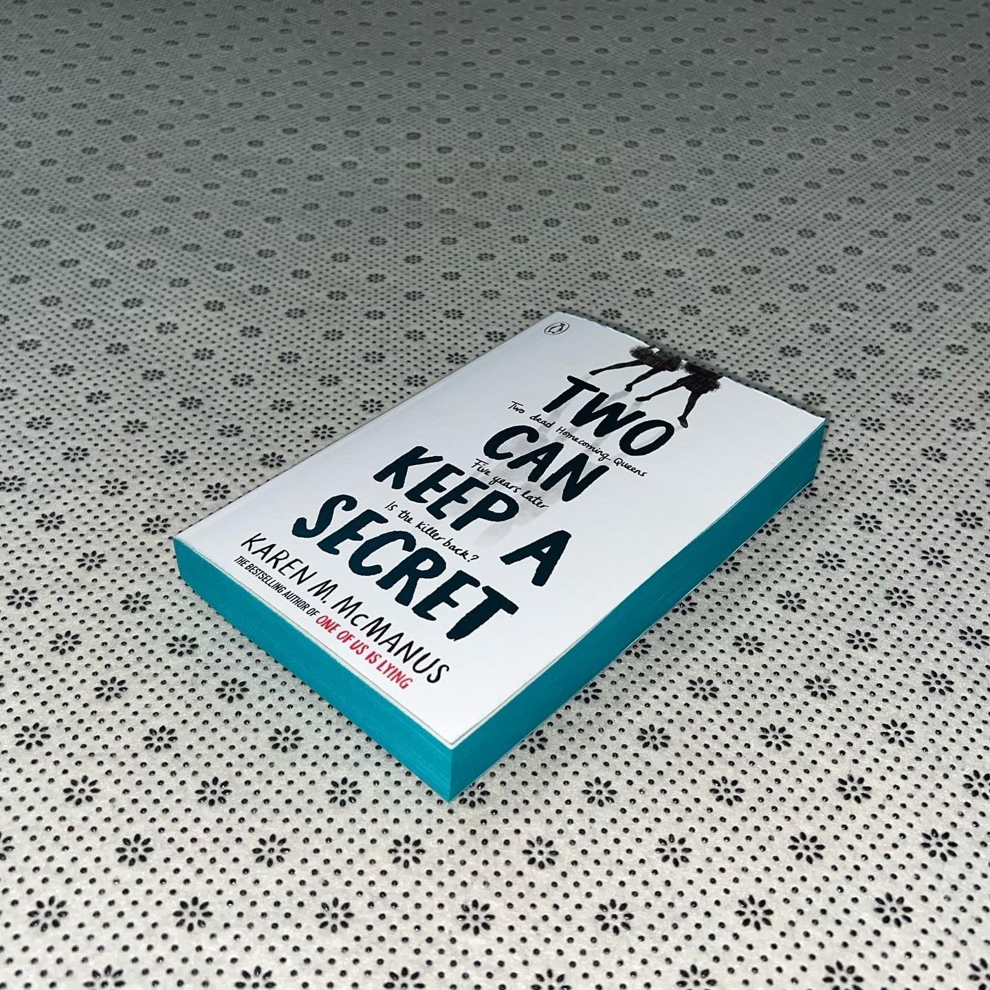 two can keep a secret coloured edges by karen m mcmanus