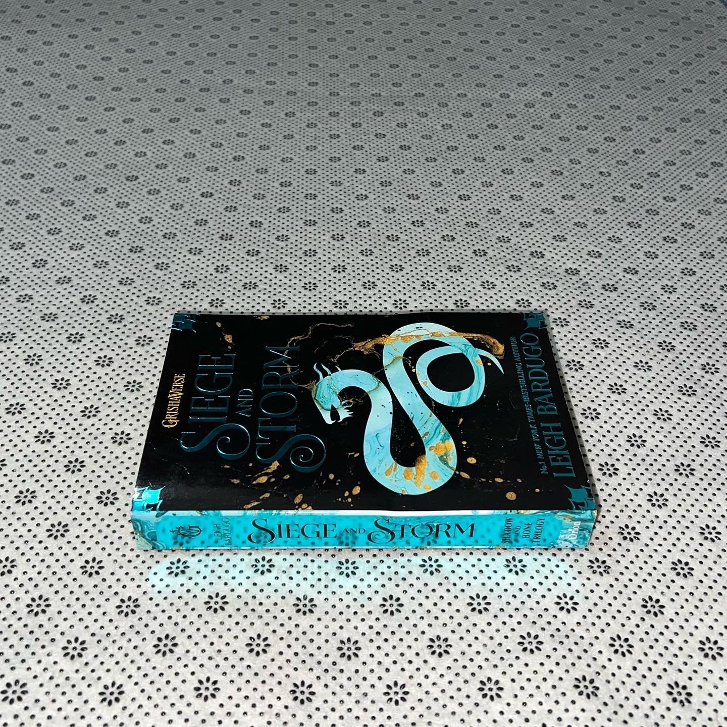 siege and storm shadow and bone series book 2 by leigh bardugo
