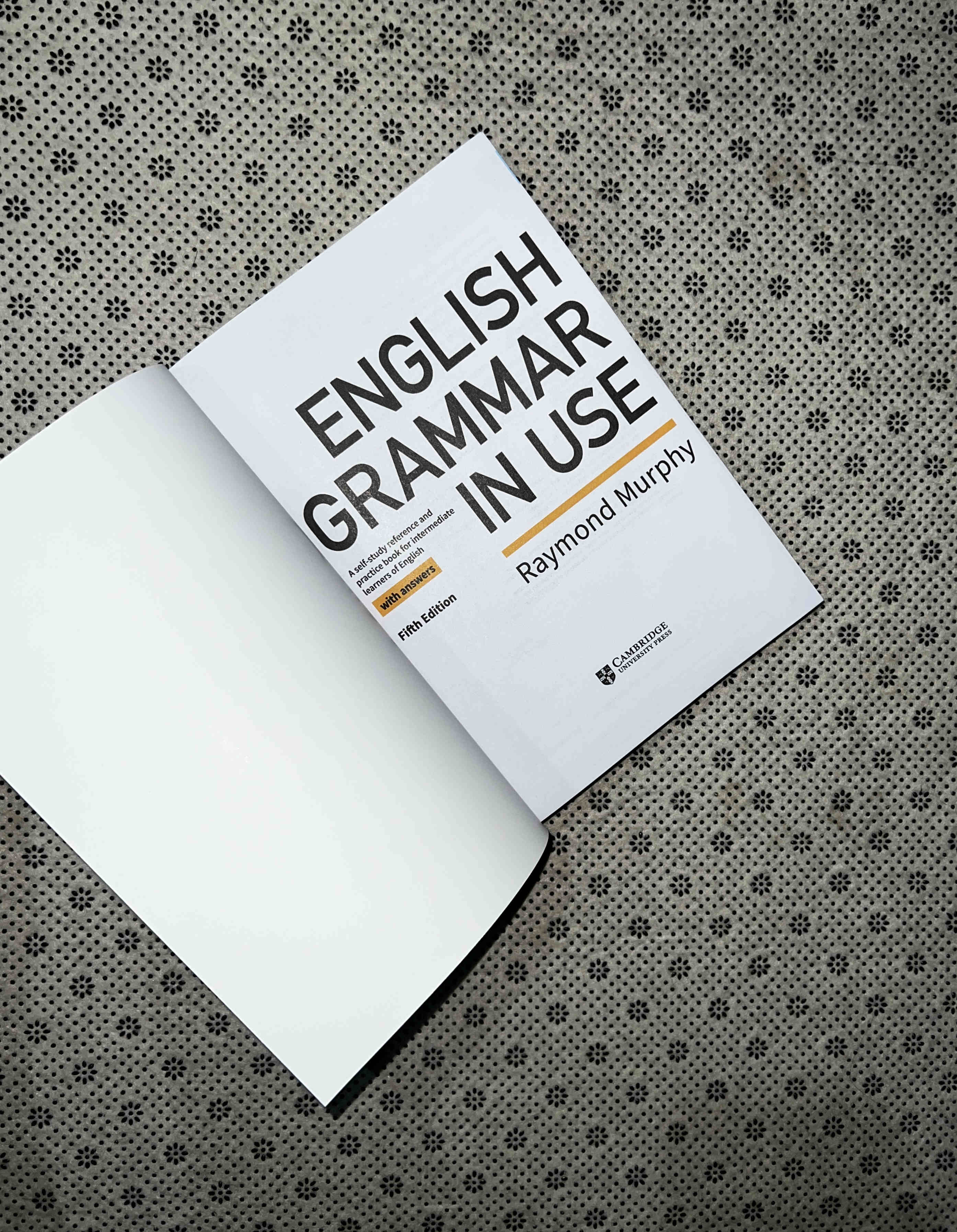 ENGLISH GRAMMAR IN USE BOOK WITH ANSWERS: A Self-Study Reference and Practice Book for Intermediate Learners of English by Raymond Murphy