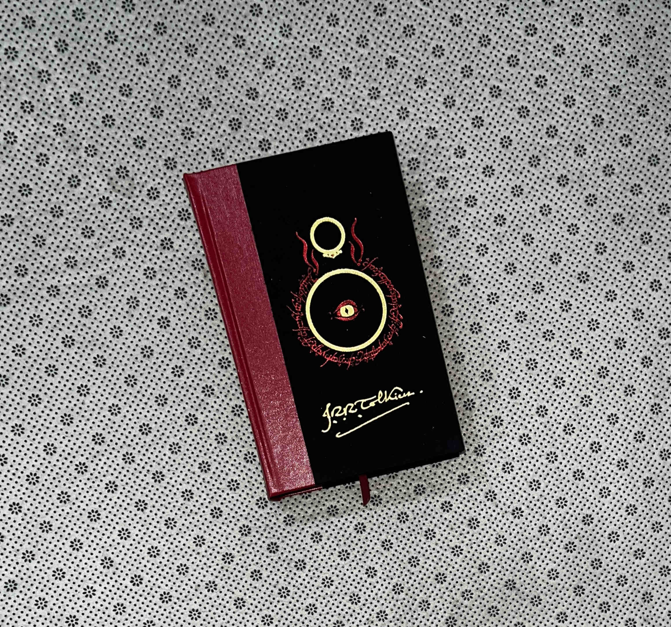 THE LORD OF THE RINGS (Illustrated Edition) by J.r.r. Tolkien