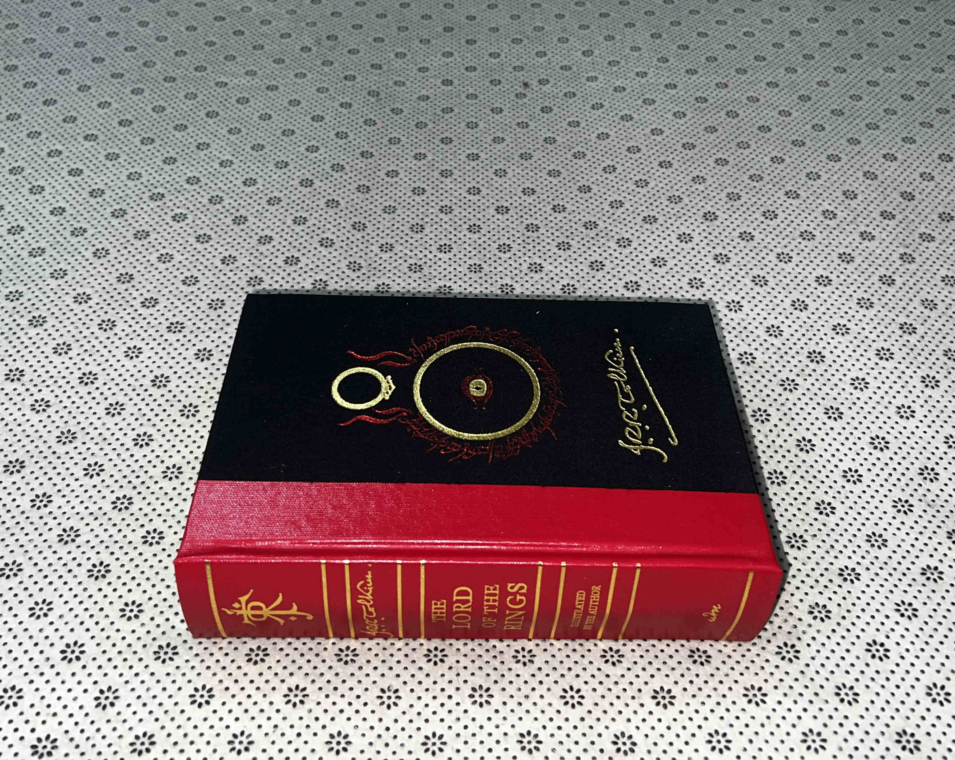 THE LORD OF THE RINGS (Illustrated Edition) by J.r.r. Tolkien