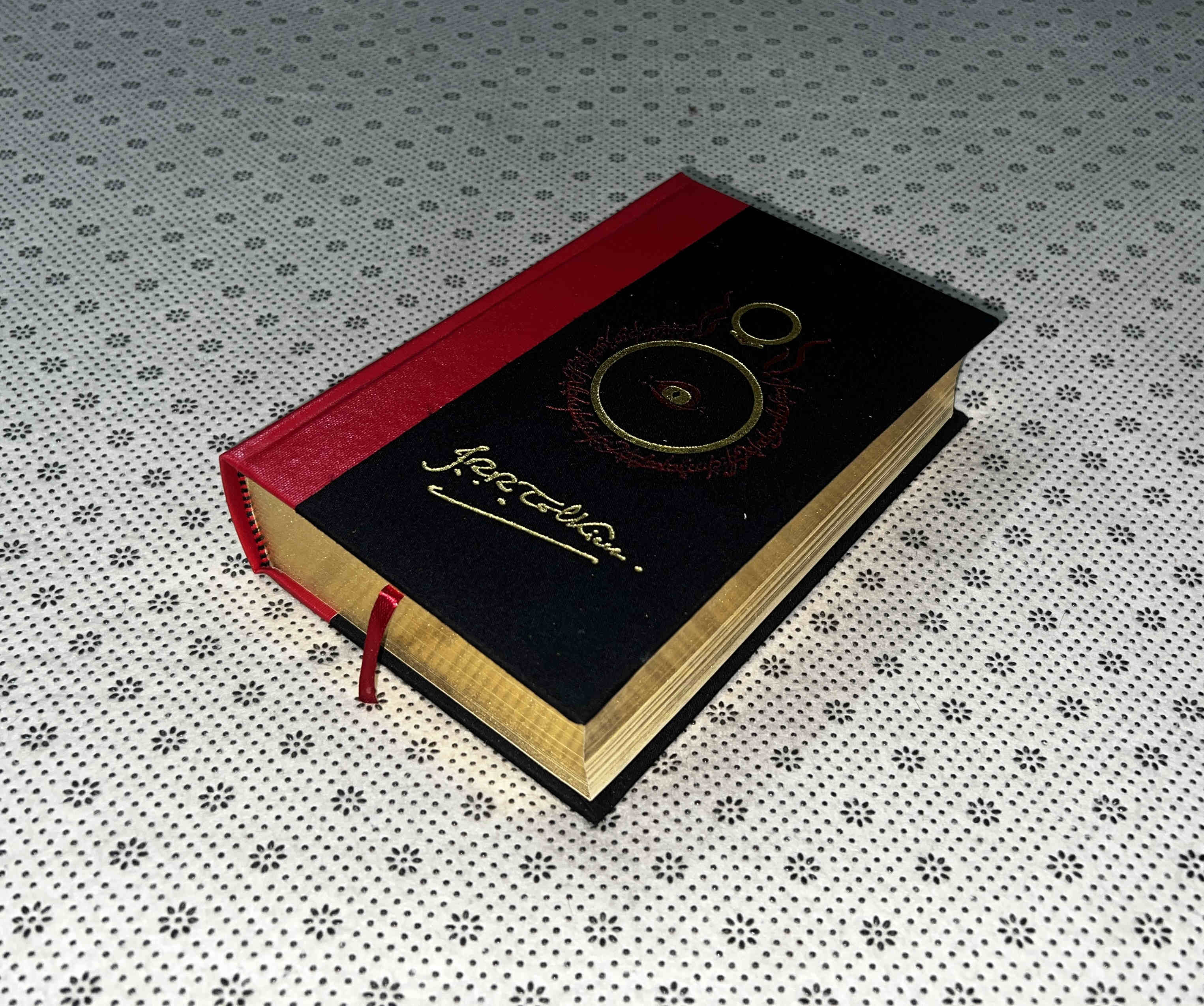 THE LORD OF THE RINGS (Illustrated Edition) by J.r.r. Tolkien