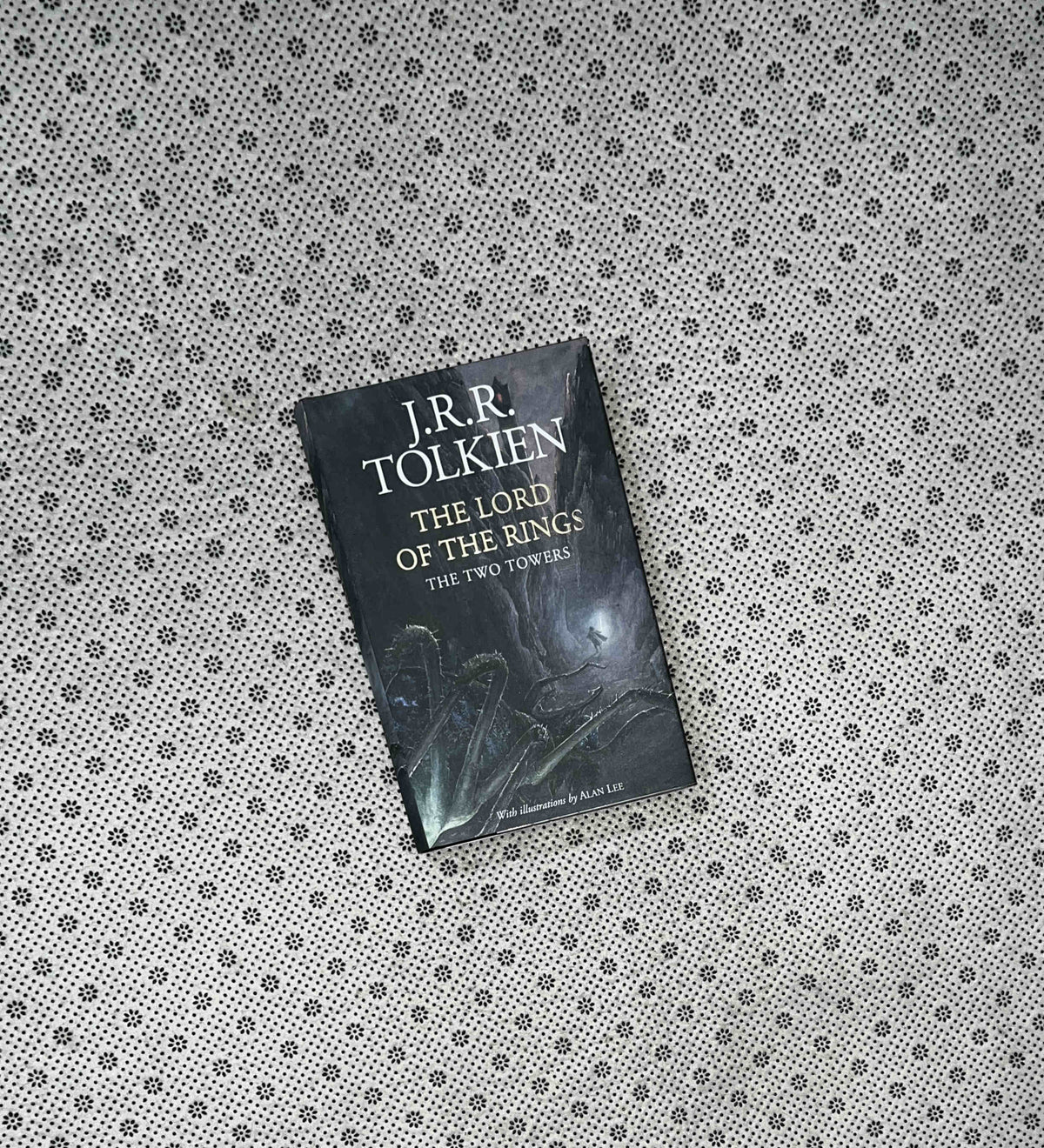 THE TWO TOWERS: The Lord Of the Rings Series (Book 2) by J.r.r. Tolkien