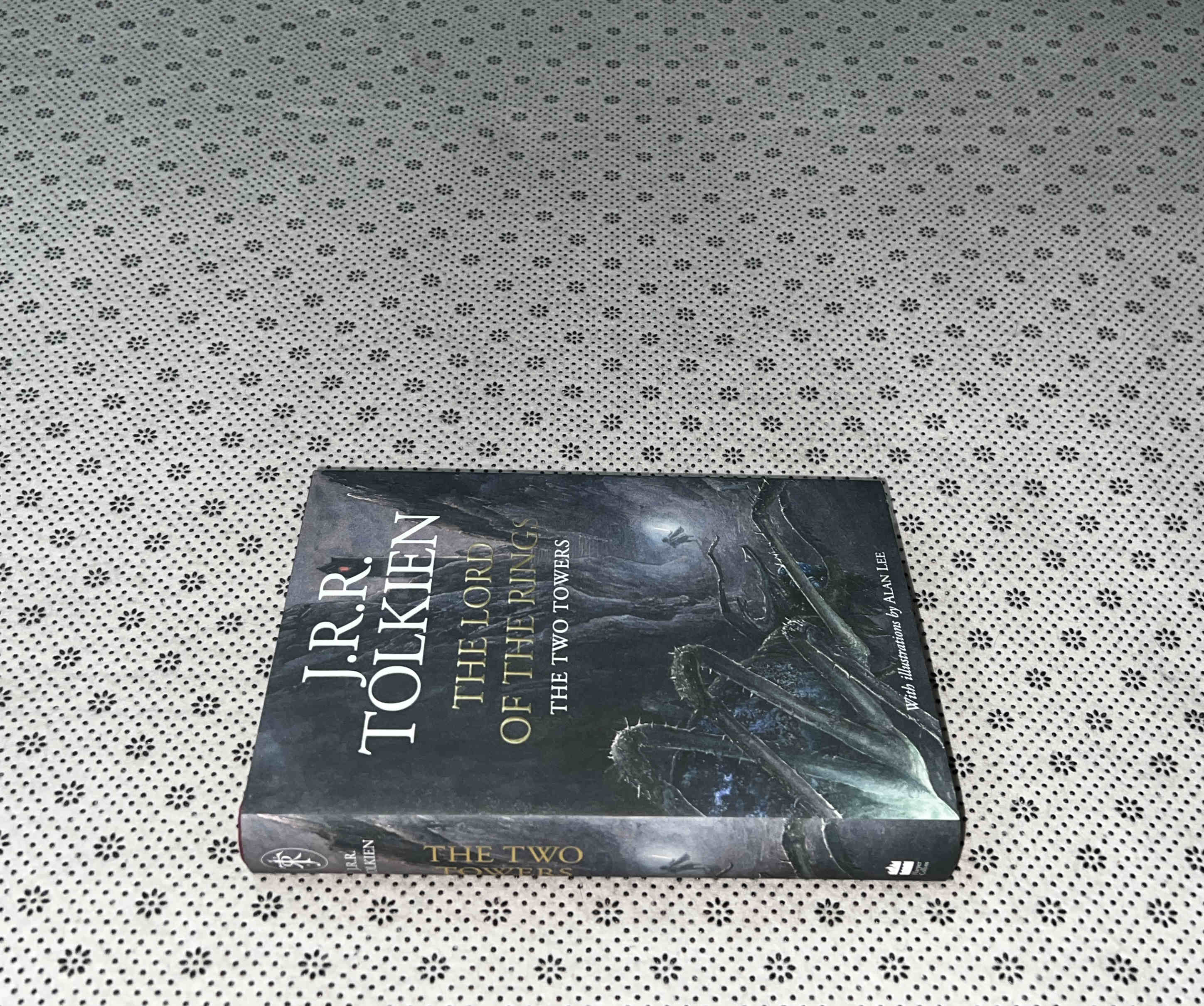 THE TWO TOWERS: The Lord Of the Rings Series (Book 2) by J.r.r. Tolkien