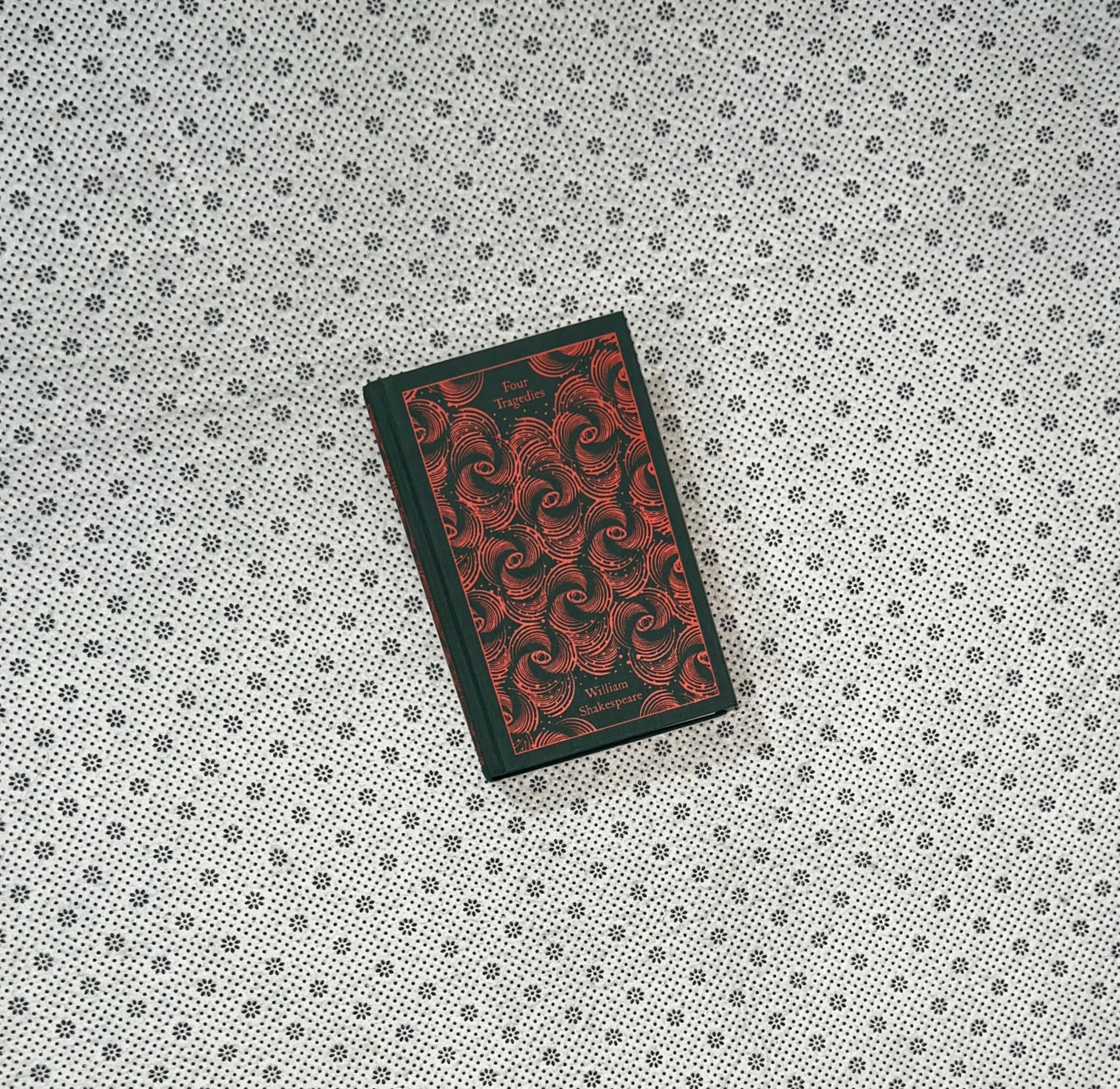 FOUR TRAGEDIES: HAMLET, OTHELLO, KING LEAR, MACBETH (Penguin Clothbound Classics) by William Shakespeare