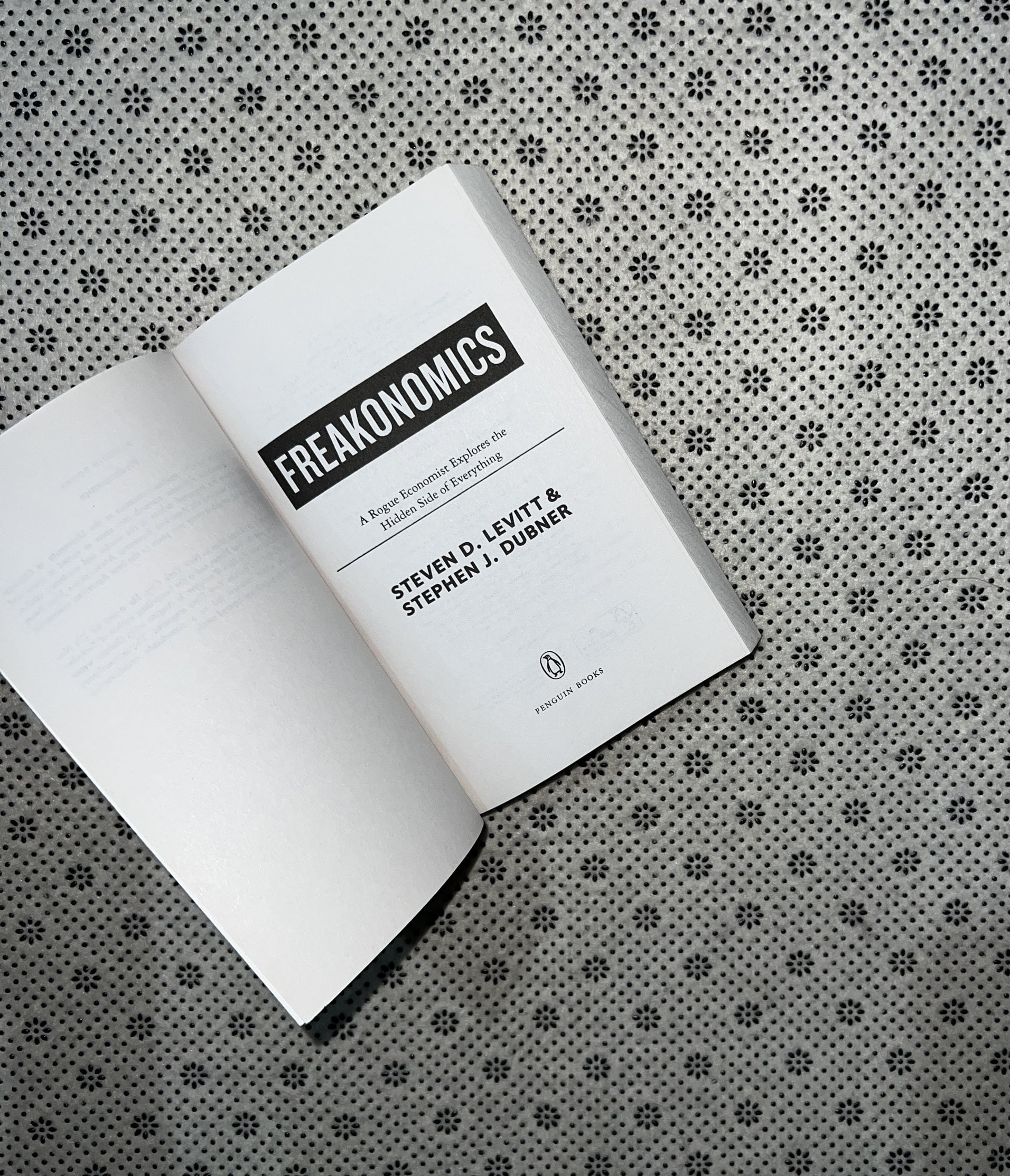 FREAKONOMICS: A Rogue Economist Explores the Hidden Side Of Everything by Steven D. Levitt