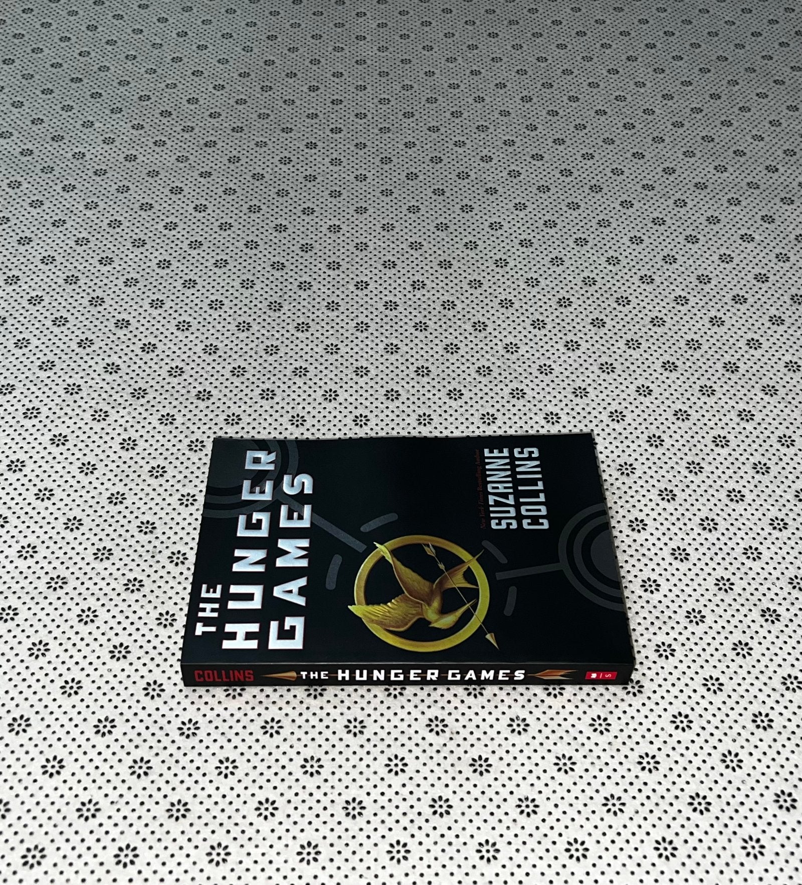 the hunger games the hunger games series book 1 by suzanne collins 1