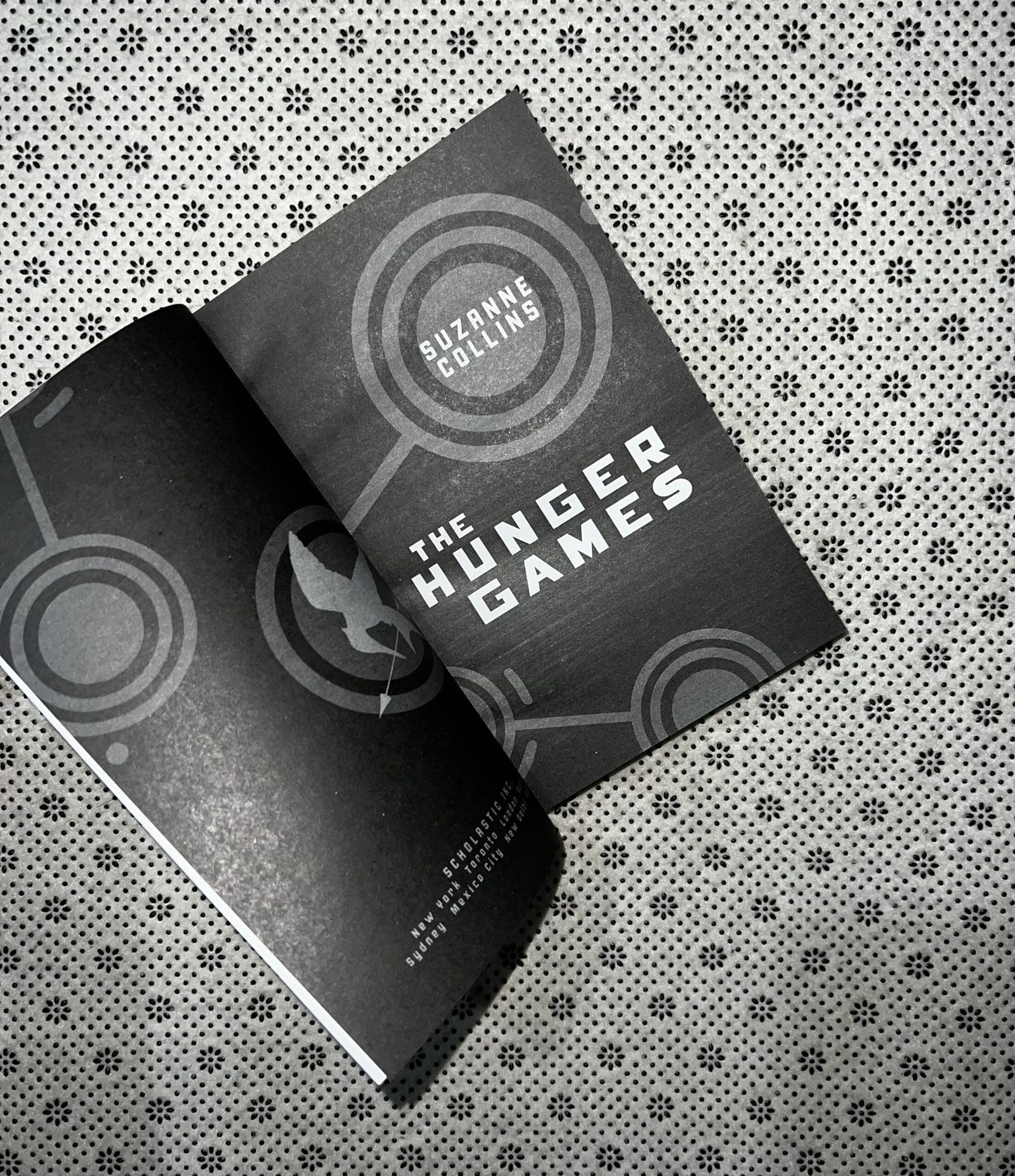 the hunger games the hunger games series book 1 by suzanne collins 1