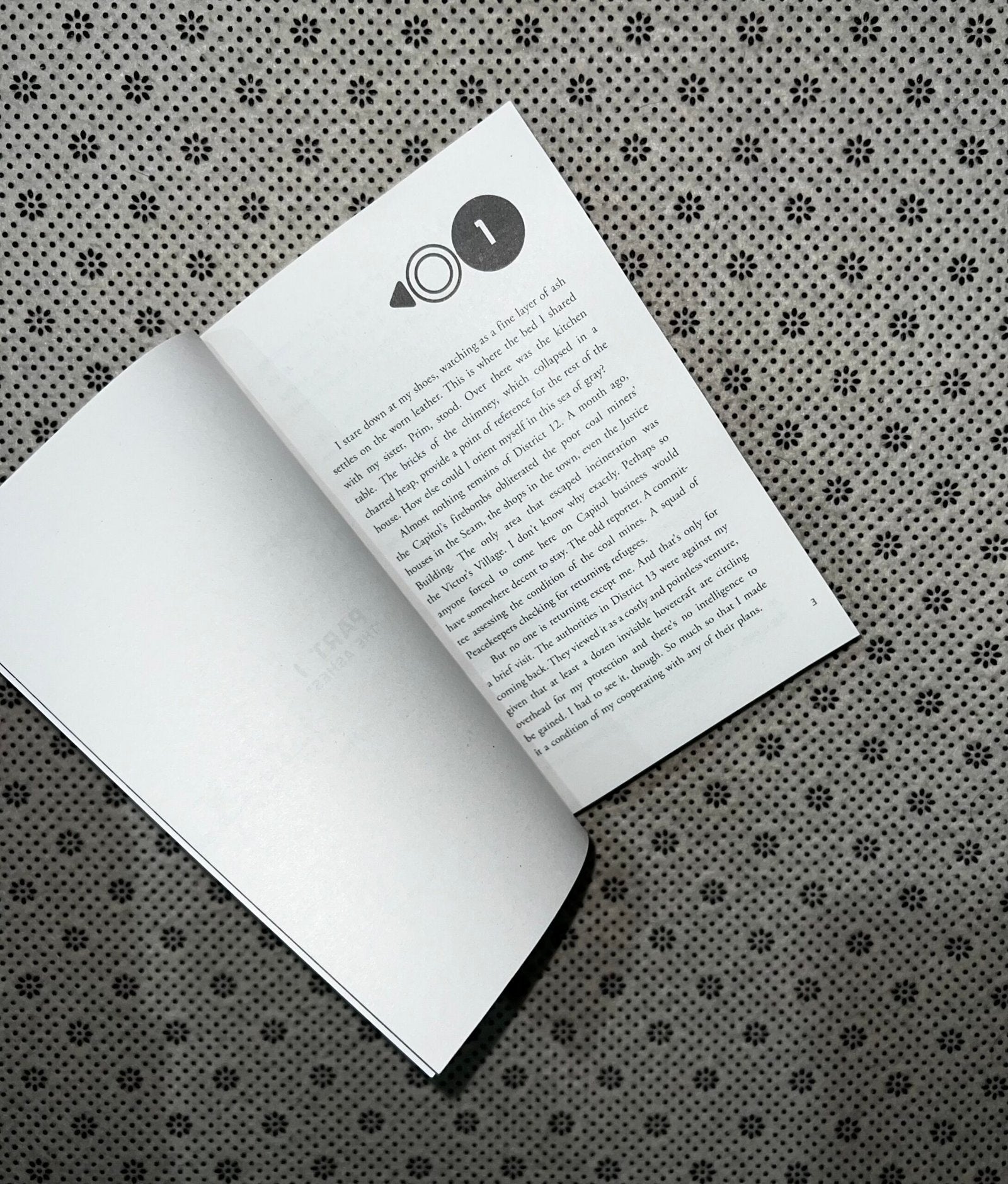 mockingjay the hunger games series book 3 by suzanne collins 1