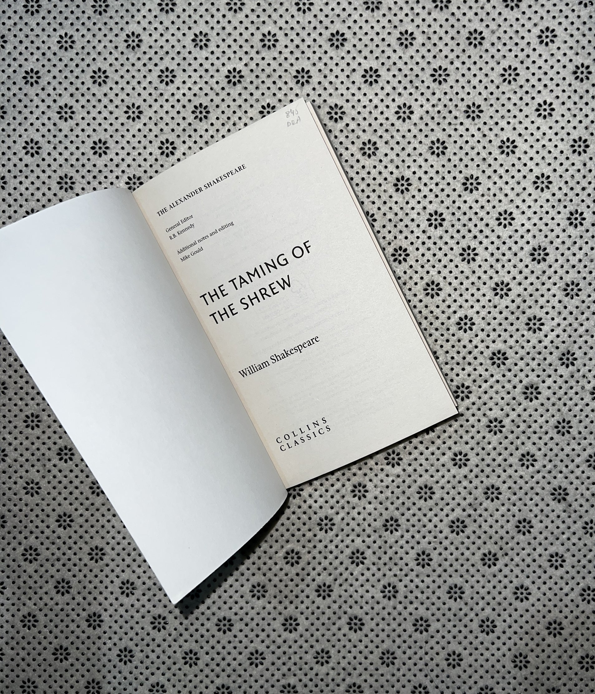 THE TAMING OF THE SHREW (Collins Classics) by William Shakespeare