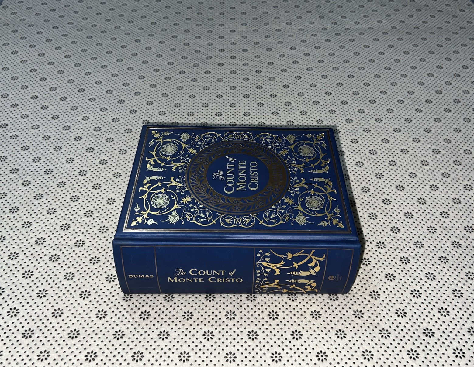 THE COUNT OF MONTE CRISTO (Chartwell Deluxe Editions) by Alexandre Dumas