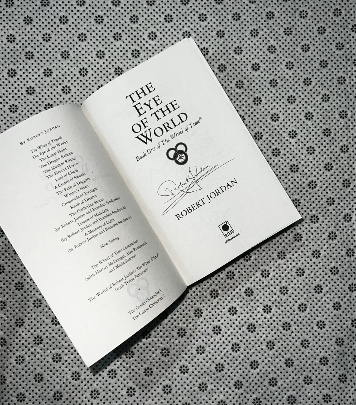 the eye of the world the wheel of time series book 1 tv tie in edition by robert jordan