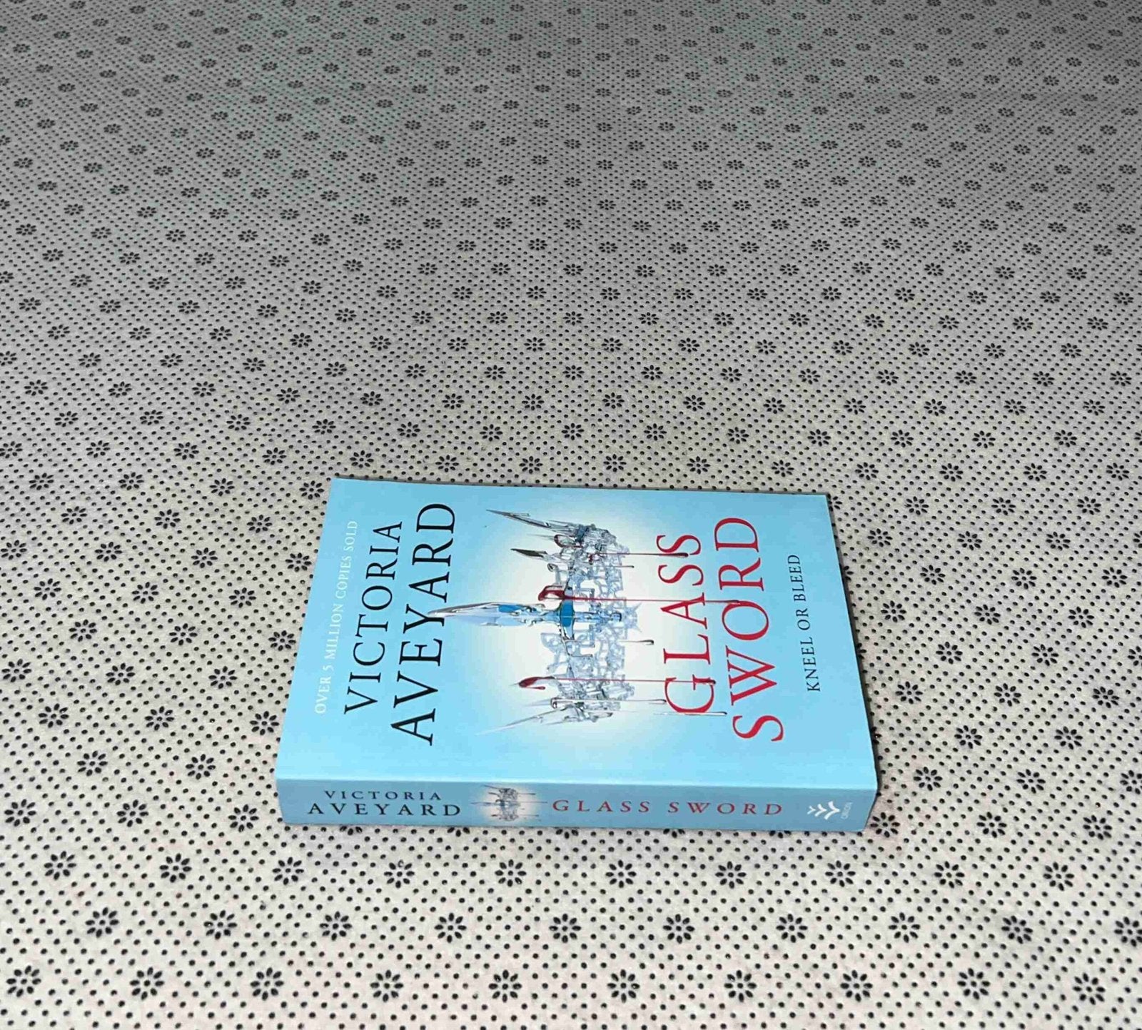 glass sword red queen series book 2 by victoria aveyard