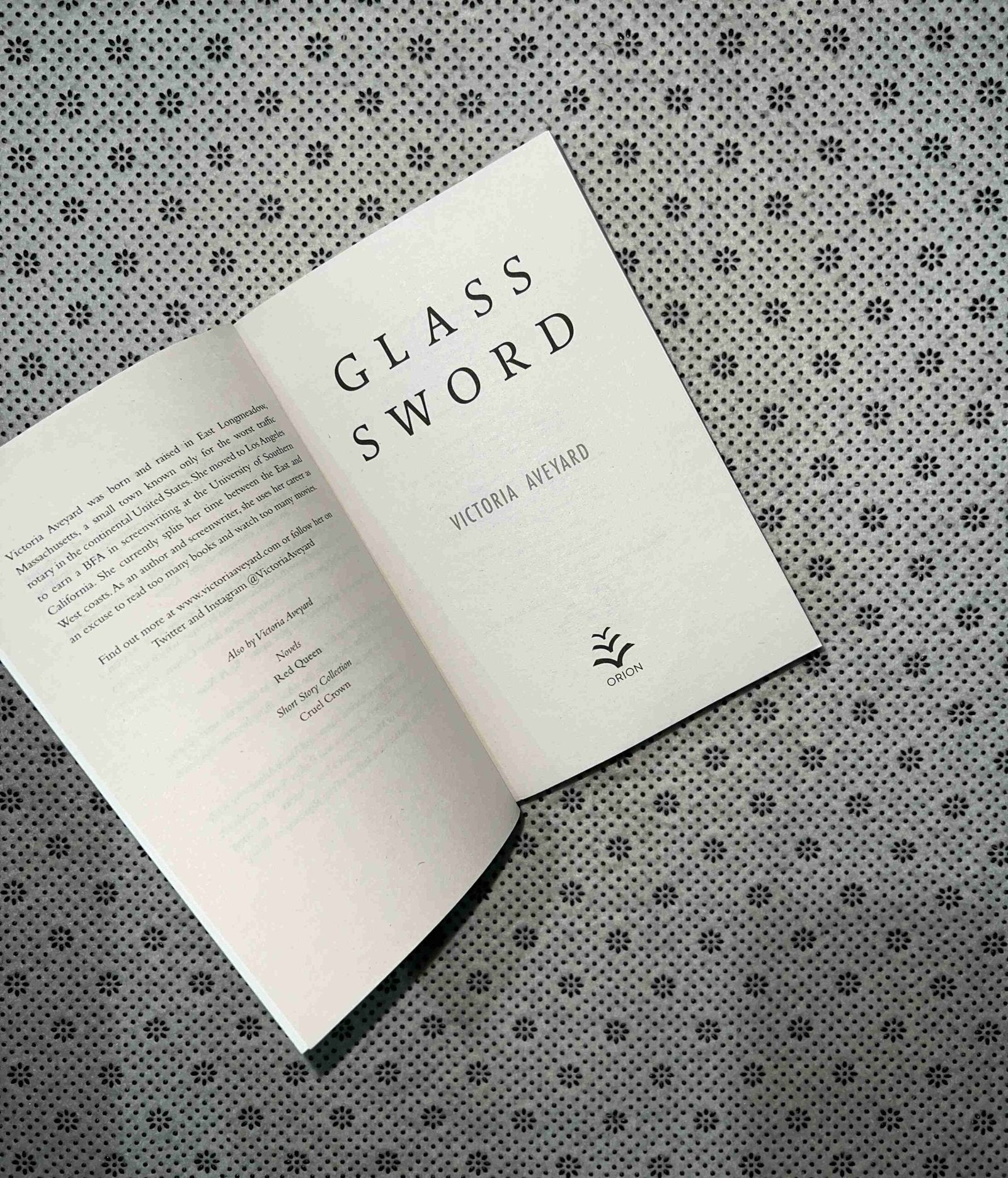 glass sword red queen series book 2 by victoria aveyard